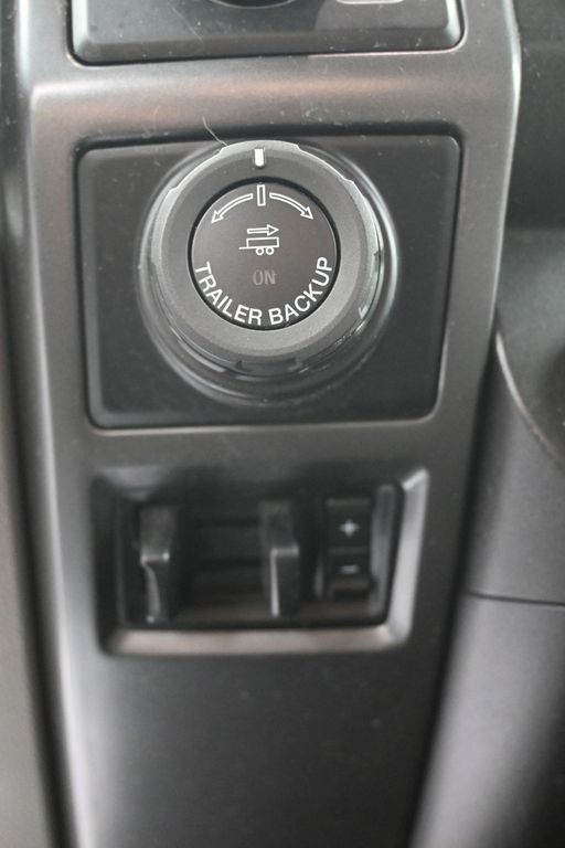 Ford F-150 Vehicle Full-screen Gallery Image 16