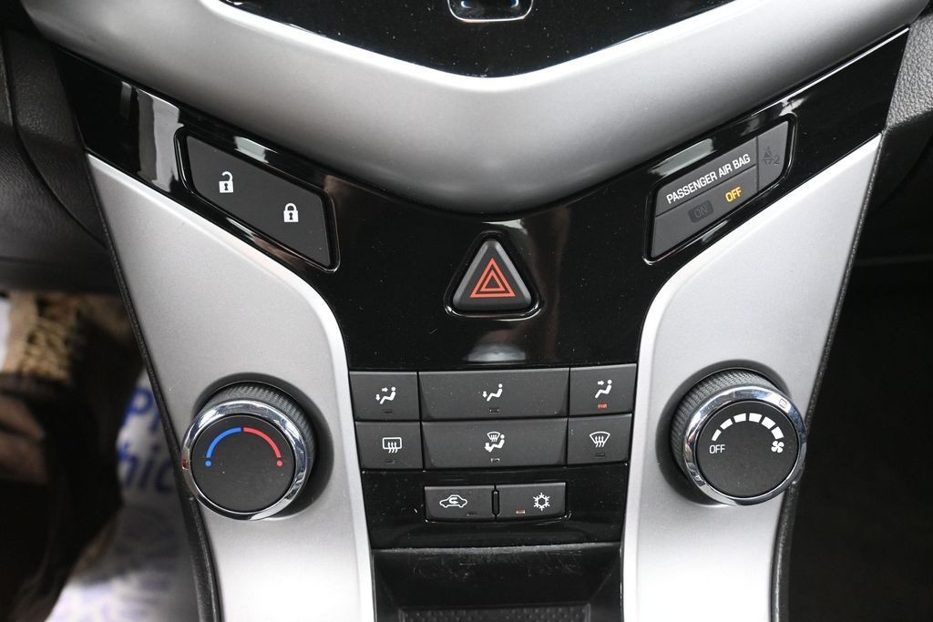 Chevrolet Cruze Vehicle Full-screen Gallery Image 12