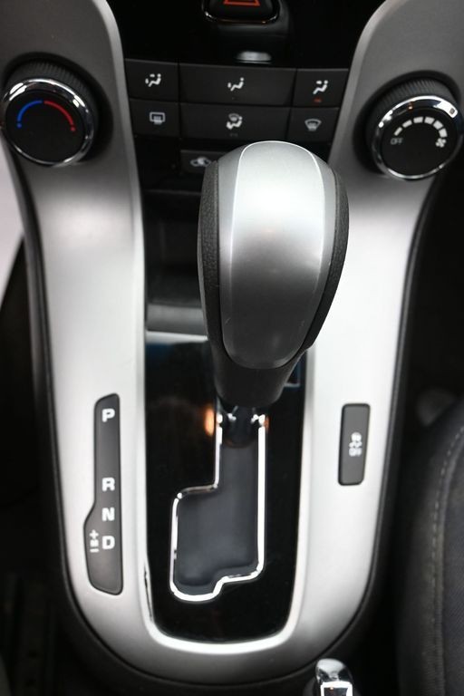 Chevrolet Cruze Vehicle Full-screen Gallery Image 13