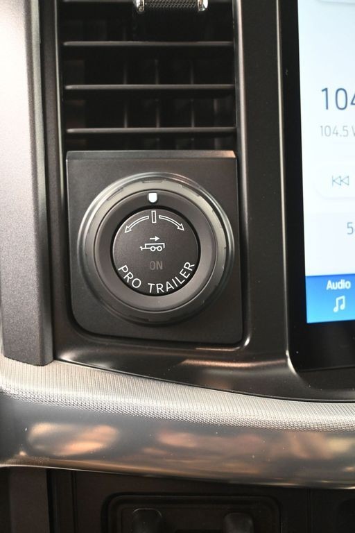 Ford F-150 Vehicle Full-screen Gallery Image 15