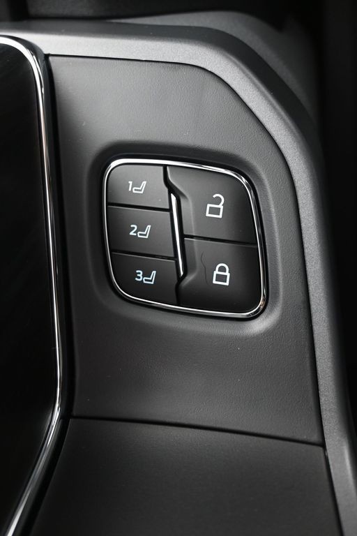 Ford F-150 Vehicle Full-screen Gallery Image 21