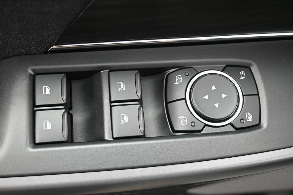 Ford F-150 Vehicle Full-screen Gallery Image 24