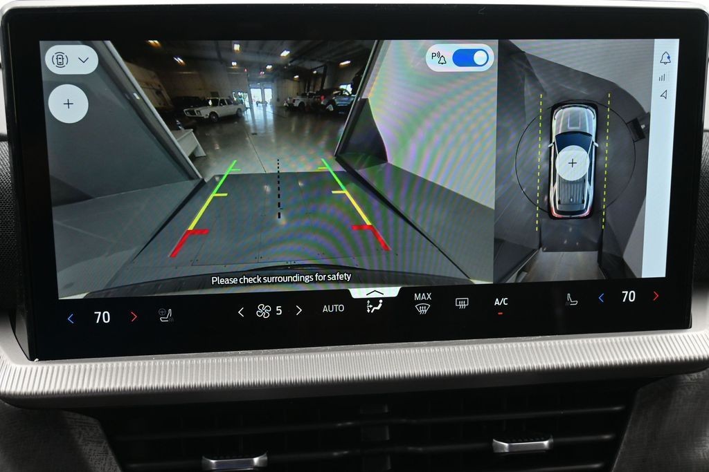 Ford Explorer Vehicle Full-screen Gallery Image 12