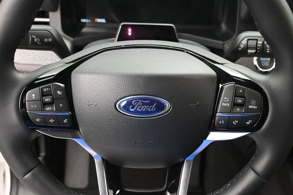 Ford Explorer Vehicle Full-screen Gallery Image 19