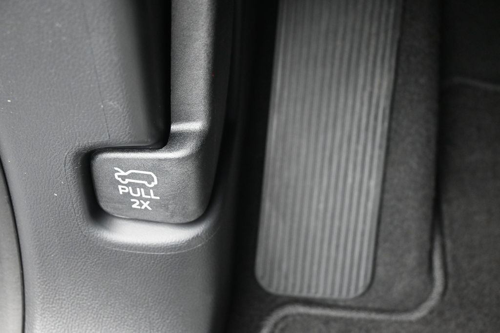 Ford Explorer Vehicle Full-screen Gallery Image 23