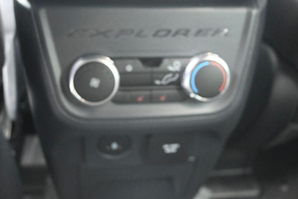 Ford Explorer Vehicle Full-screen Gallery Image 26
