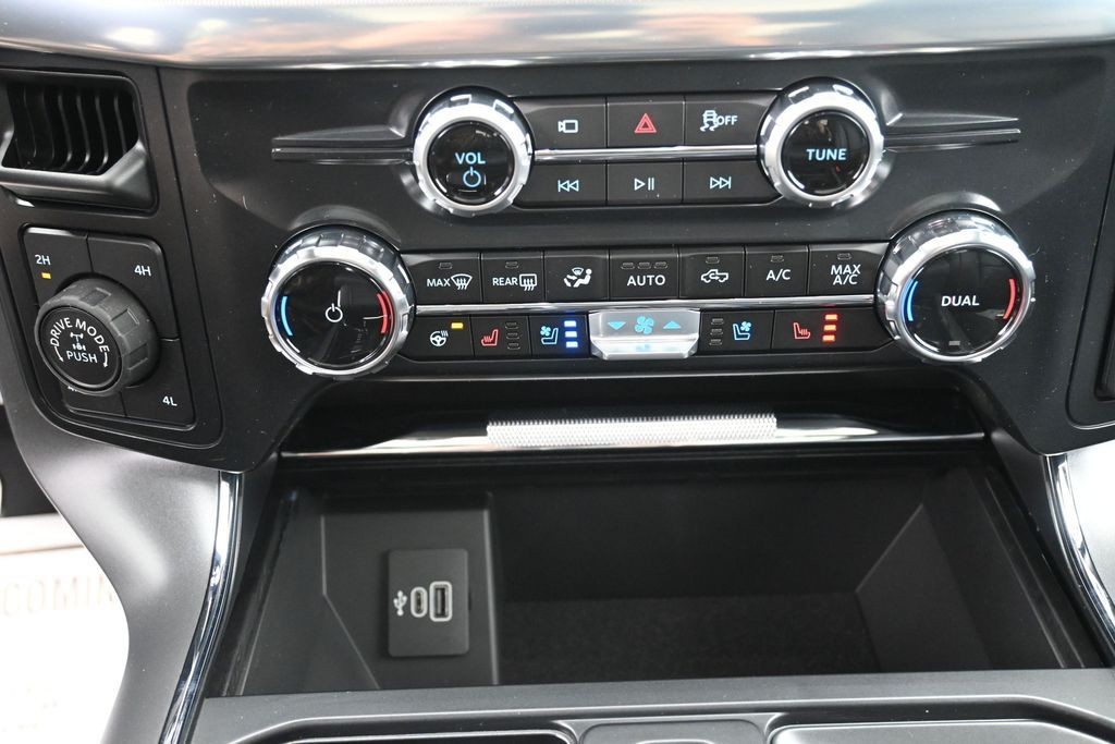 Ford F-150 Vehicle Full-screen Gallery Image 13