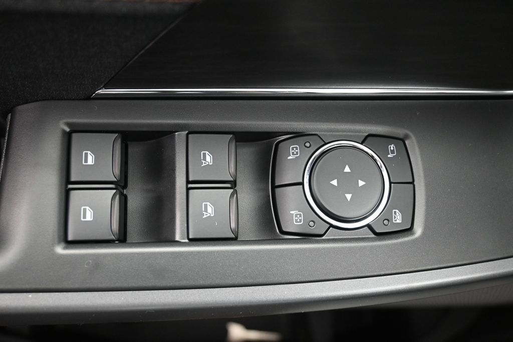 Ford F-150 Vehicle Full-screen Gallery Image 25
