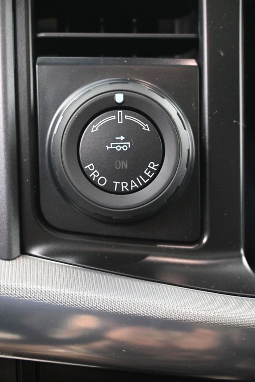 Ford F-150 Vehicle Full-screen Gallery Image 15