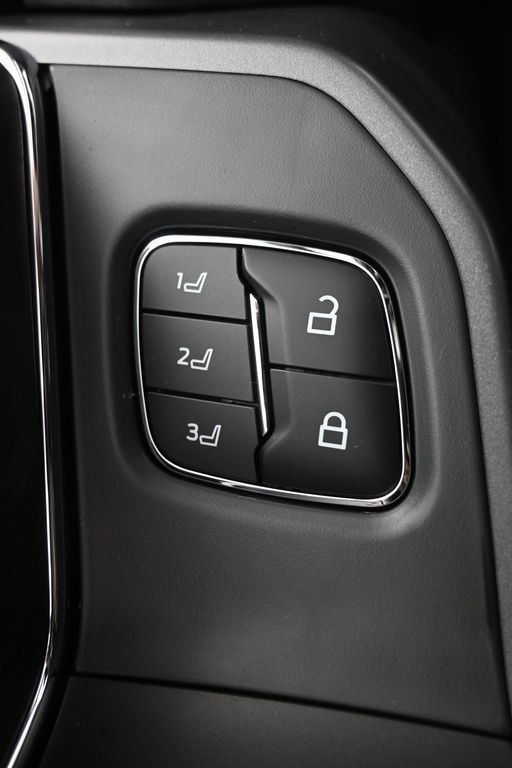 Ford F-150 Vehicle Full-screen Gallery Image 24