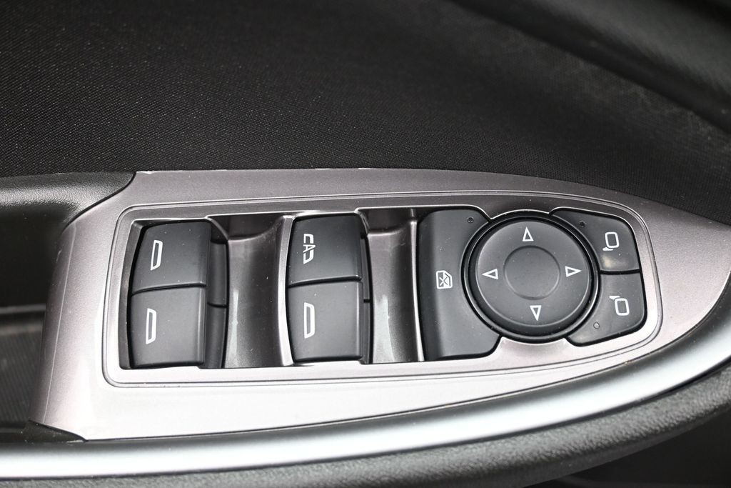 Chevrolet Malibu Vehicle Full-screen Gallery Image 21