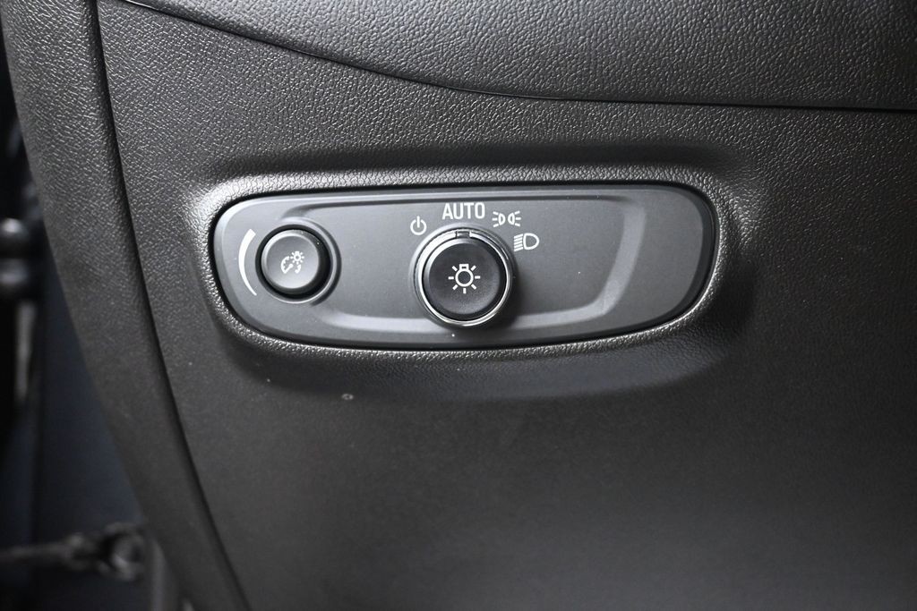 Chevrolet Equinox Vehicle Full-screen Gallery Image 18
