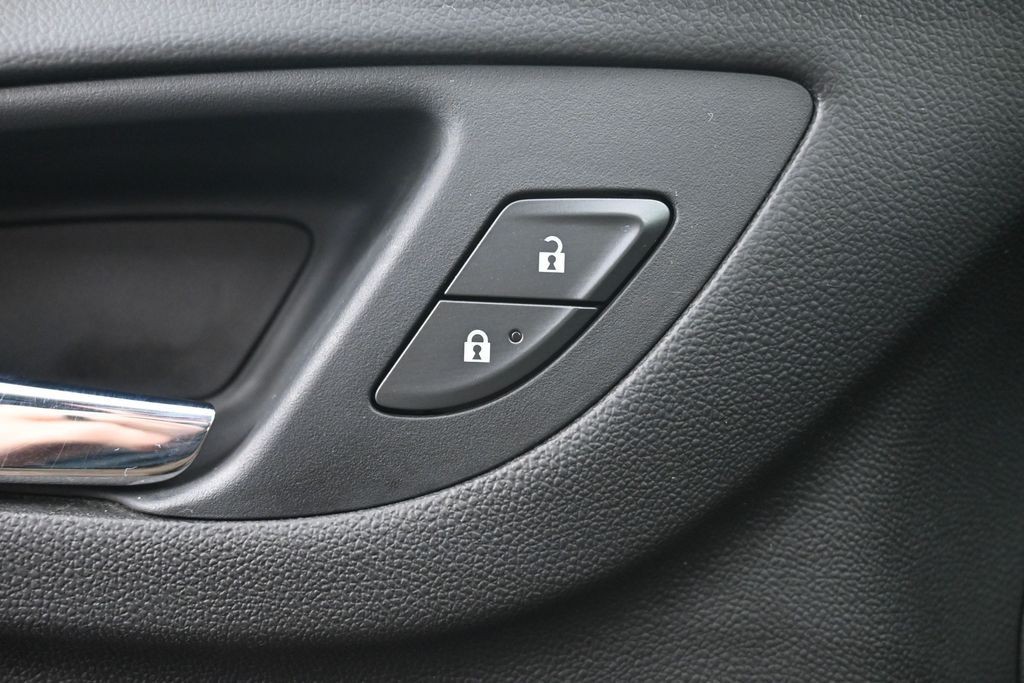 Chevrolet Equinox Vehicle Full-screen Gallery Image 19