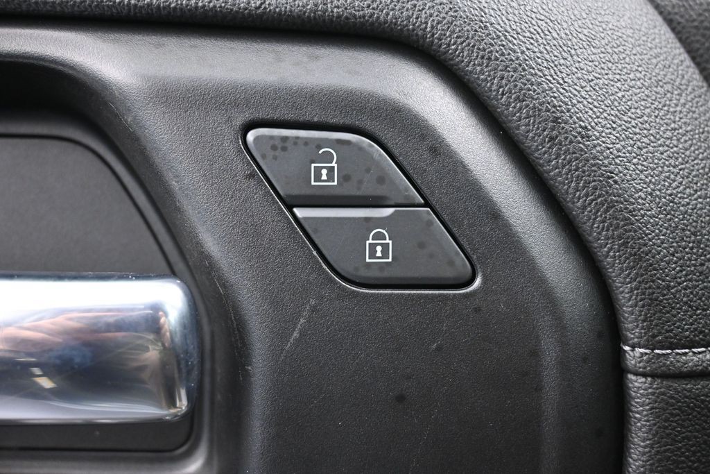 Chevrolet Silverado 1500 Vehicle Full-screen Gallery Image 21