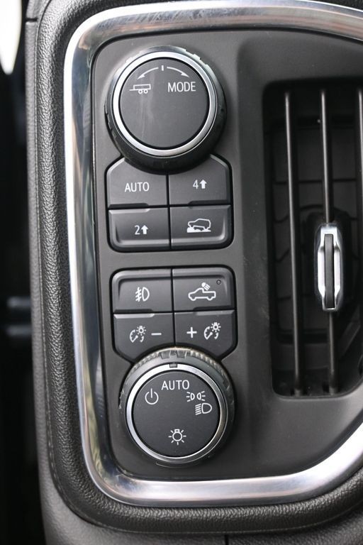 Chevrolet Silverado 1500 Vehicle Full-screen Gallery Image 19