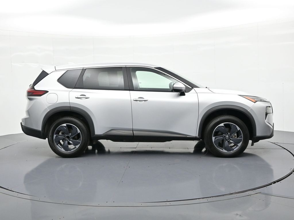 Nissan Rogue Vehicle Full-screen Gallery Image 05