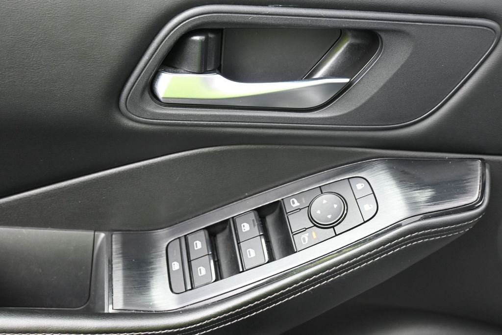 Nissan Rogue Vehicle Full-screen Gallery Image 12
