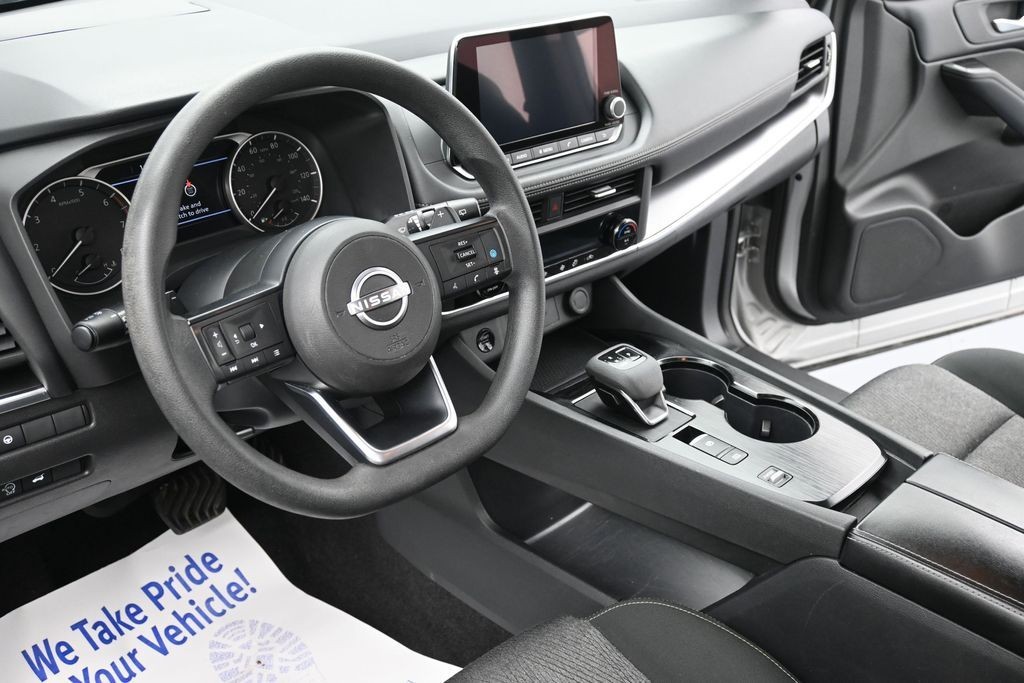 Nissan Rogue Vehicle Full-screen Gallery Image 13