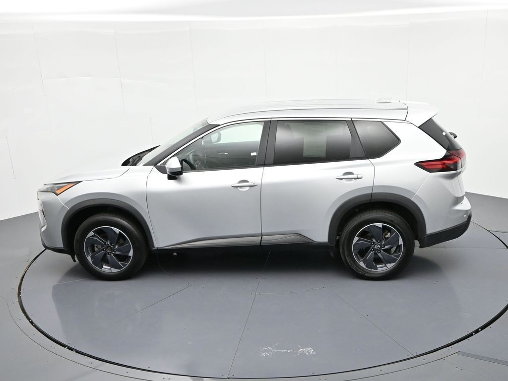 Nissan Rogue Vehicle Full-screen Gallery Image 17