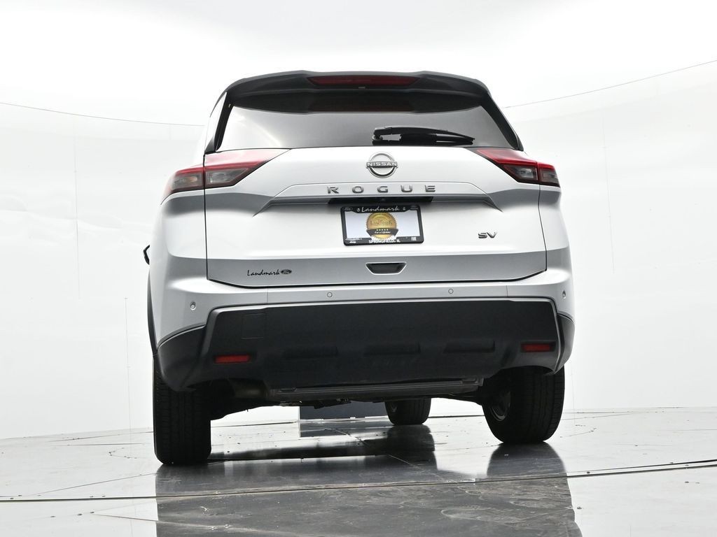 Nissan Rogue Vehicle Full-screen Gallery Image 19