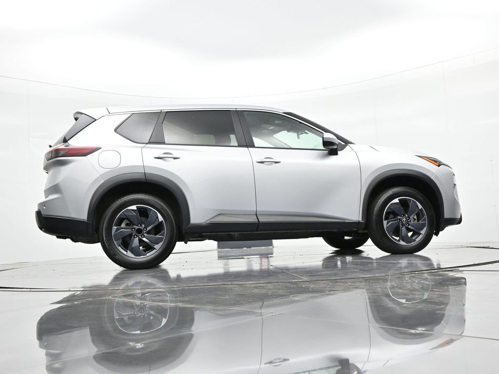 Nissan Rogue Vehicle Full-screen Gallery Image 21