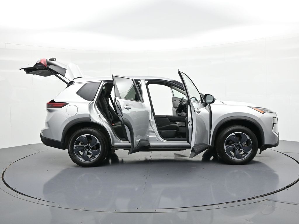 Nissan Rogue Vehicle Full-screen Gallery Image 22