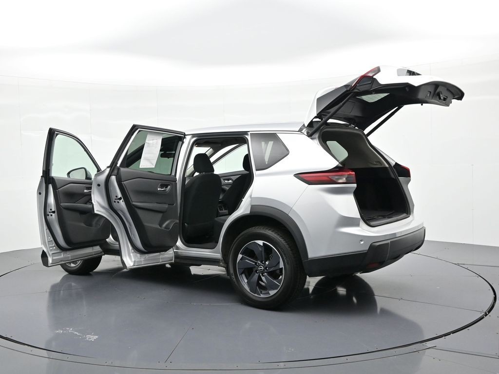 Nissan Rogue Vehicle Full-screen Gallery Image 23