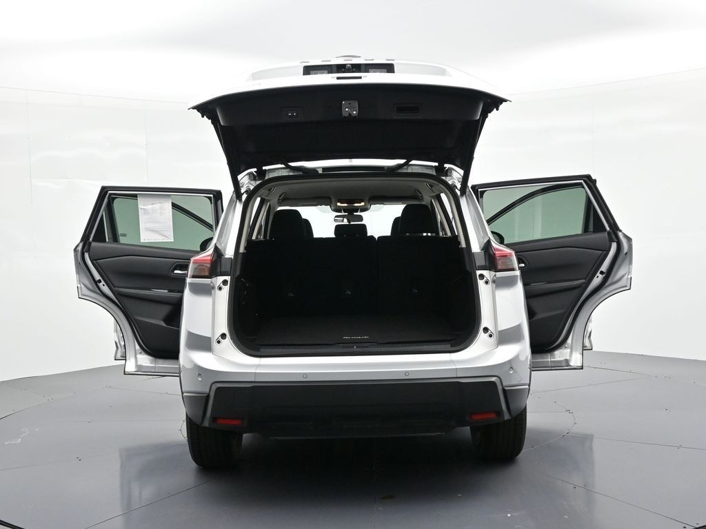 Nissan Rogue Vehicle Full-screen Gallery Image 25