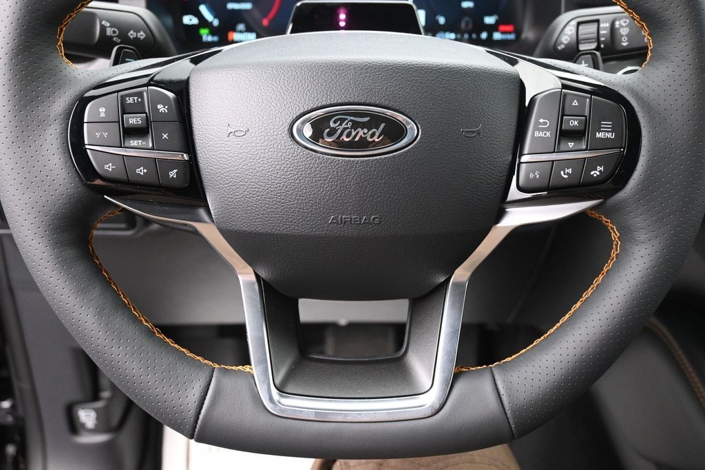 Ford Explorer Vehicle Full-screen Gallery Image 15