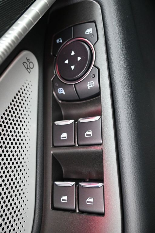 Ford Explorer Vehicle Full-screen Gallery Image 21
