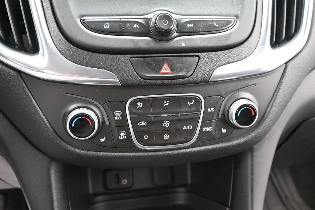 Chevrolet Equinox Vehicle Full-screen Gallery Image 11