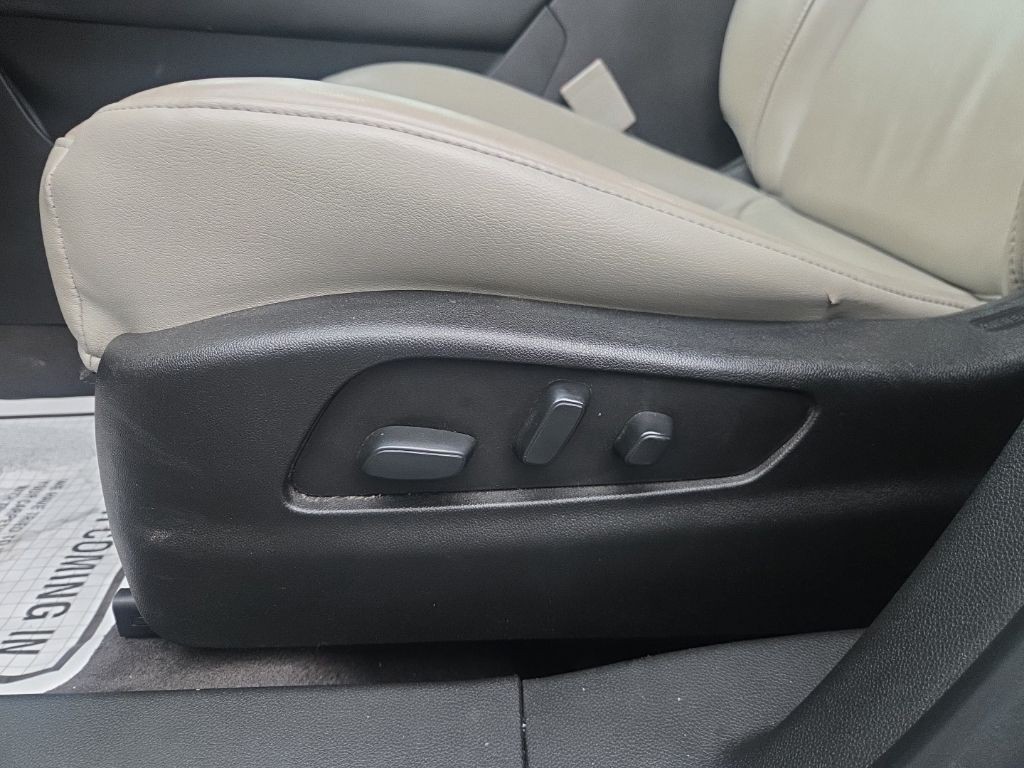 Cadillac XT4 Vehicle Full-screen Gallery Image 2