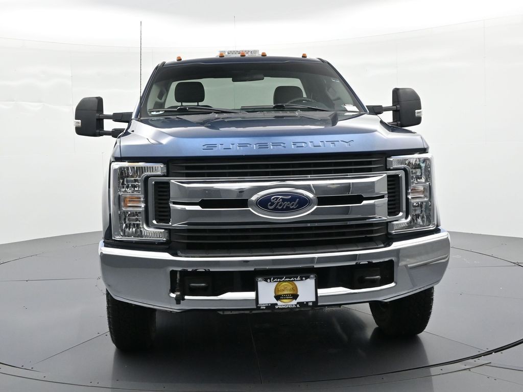 Ford Super Duty F-350 SRW Vehicle Full-screen Gallery Image 3
