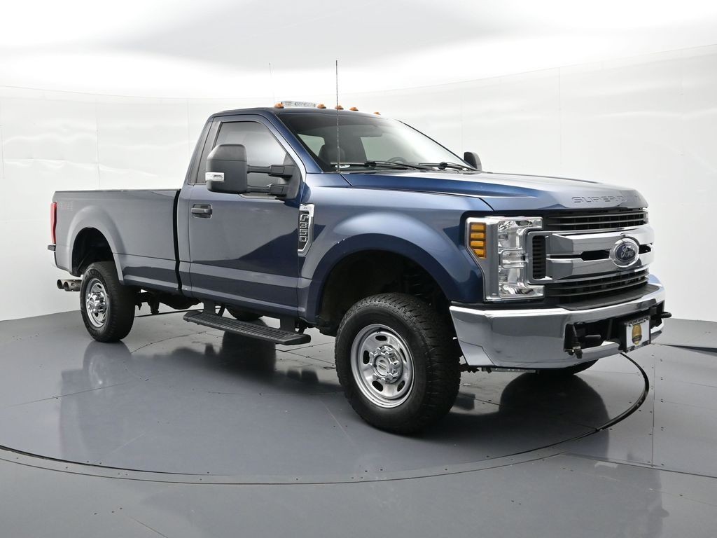 Ford Super Duty F-350 SRW Vehicle Full-screen Gallery Image 4