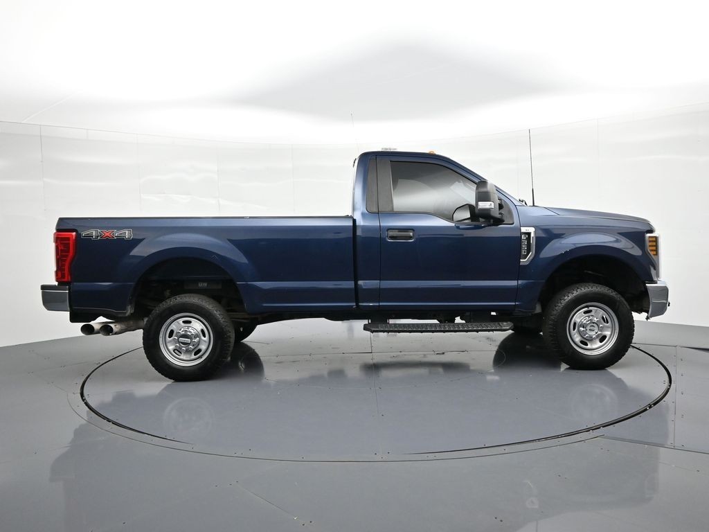 Ford Super Duty F-350 SRW Vehicle Full-screen Gallery Image 5