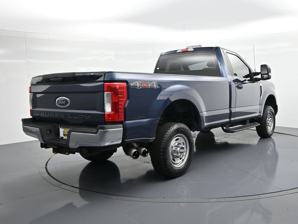 Ford Super Duty F-350 SRW Vehicle Full-screen Gallery Image 6