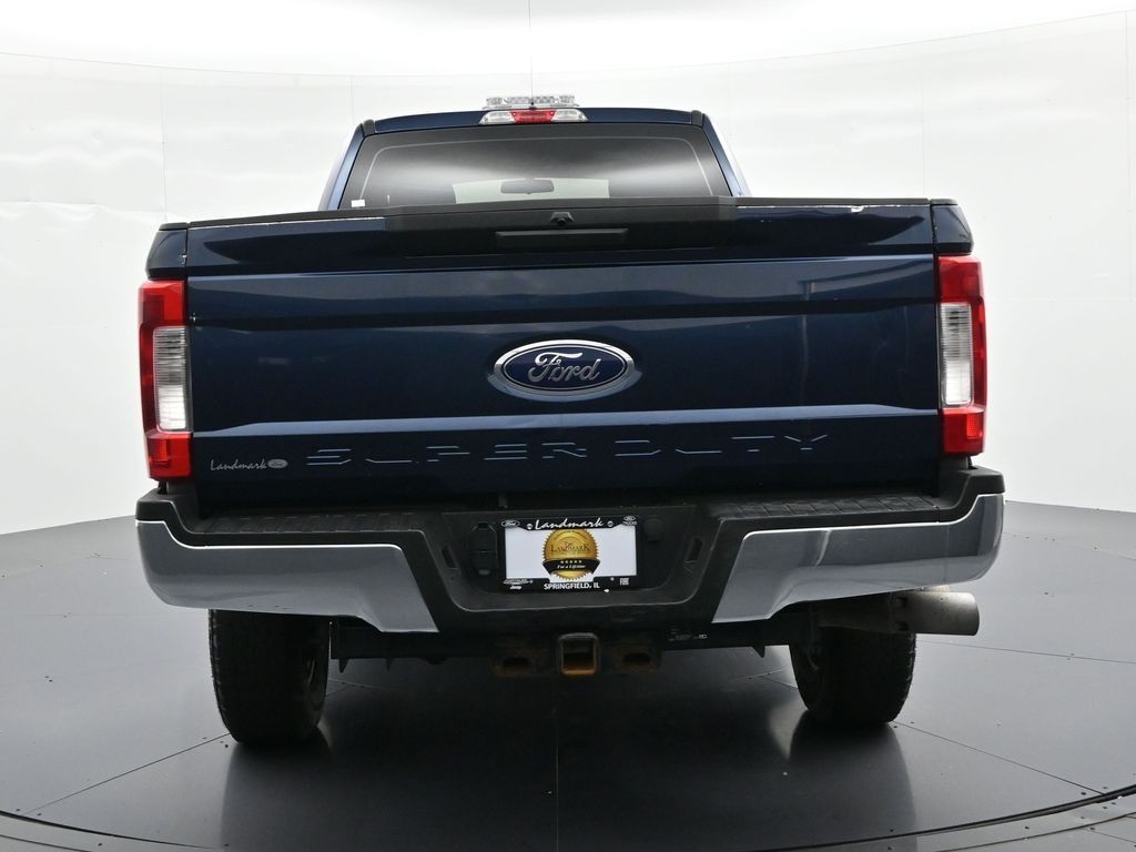 Ford Super Duty F-350 SRW Vehicle Full-screen Gallery Image 7