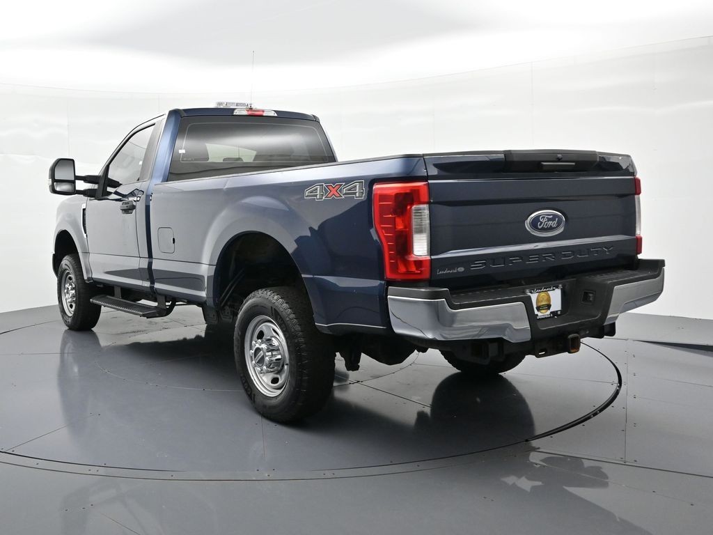 Ford Super Duty F-350 SRW Vehicle Full-screen Gallery Image 8