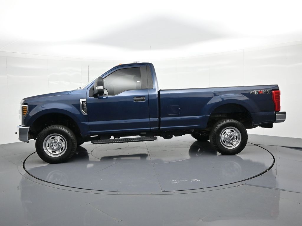 Ford Super Duty F-350 SRW Vehicle Full-screen Gallery Image 9