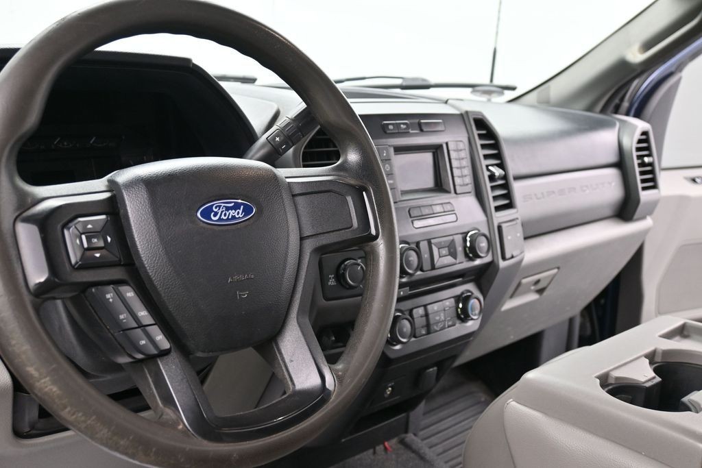 Ford Super Duty F-350 SRW Vehicle Full-screen Gallery Image 10