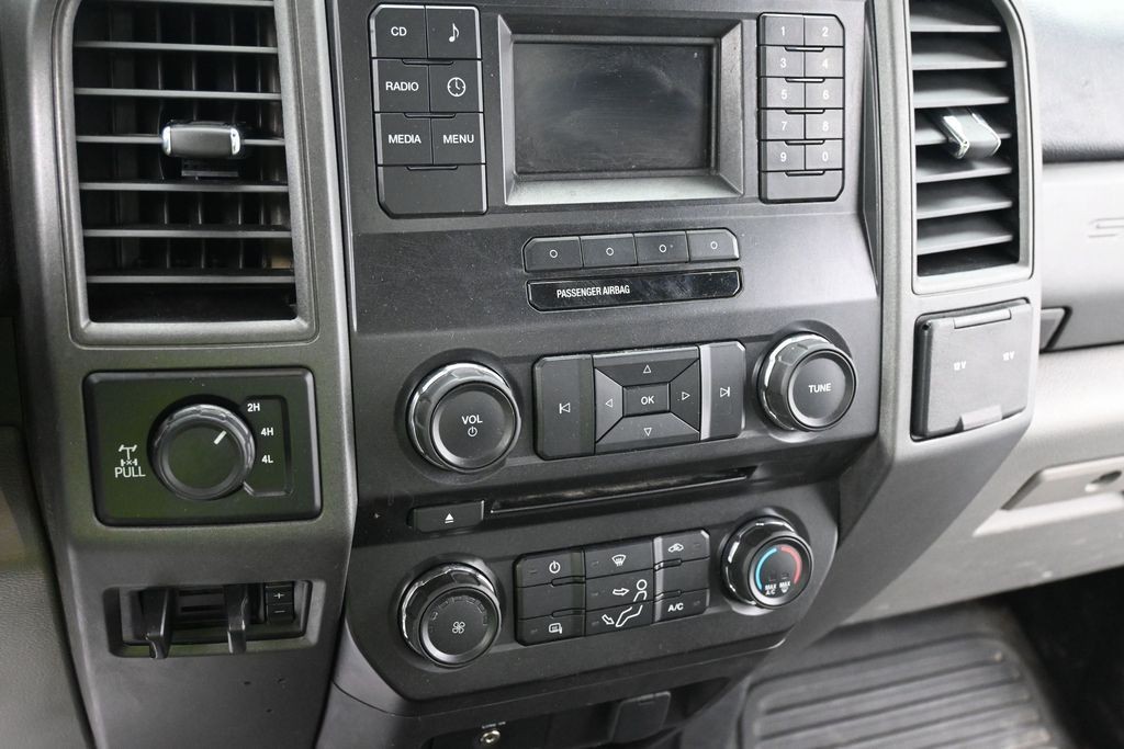 Ford Super Duty F-350 SRW Vehicle Full-screen Gallery Image 11