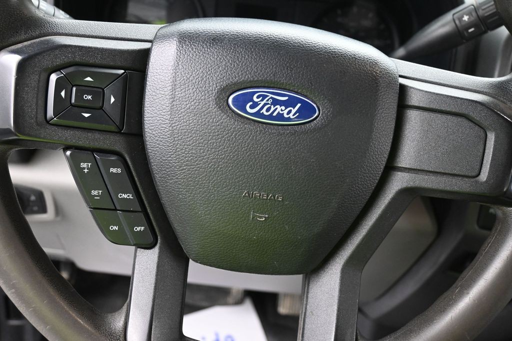 Ford Super Duty F-350 SRW Vehicle Full-screen Gallery Image 12