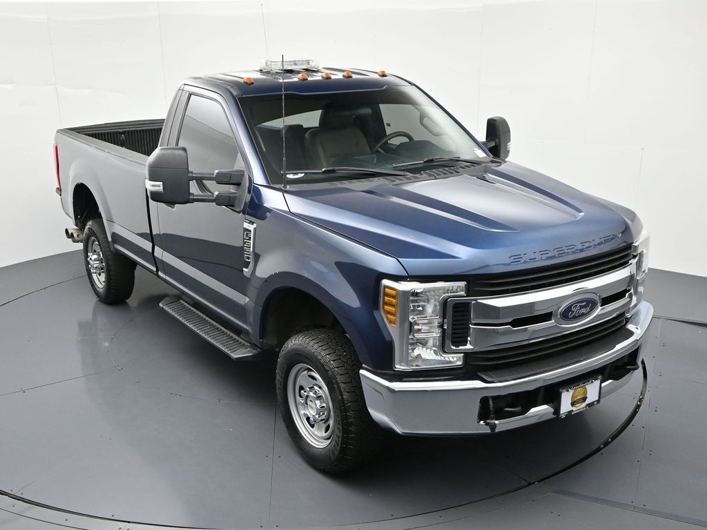 Ford Super Duty F-350 SRW Vehicle Full-screen Gallery Image 13