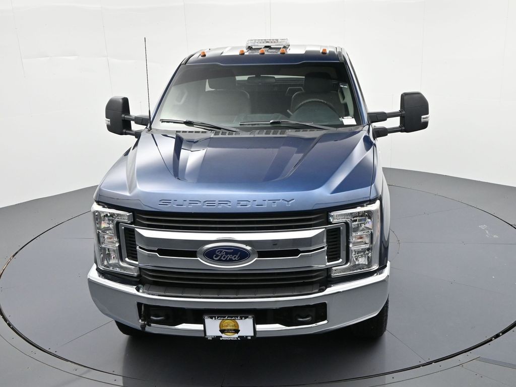Ford Super Duty F-350 SRW Vehicle Full-screen Gallery Image 14