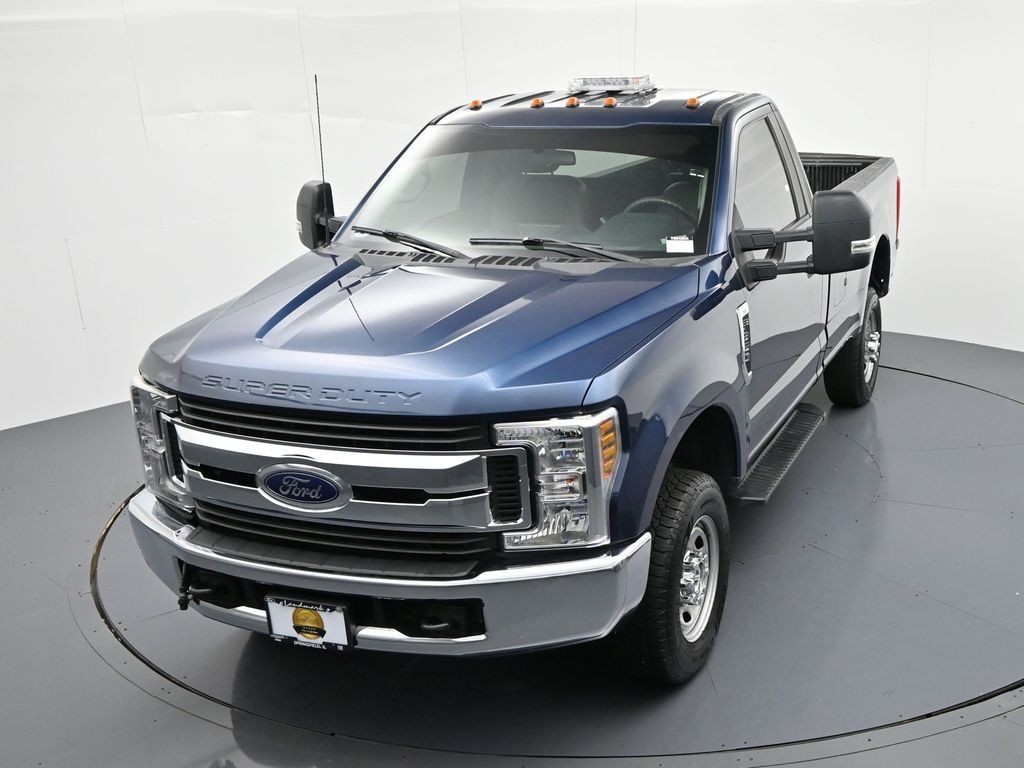 Ford Super Duty F-350 SRW Vehicle Full-screen Gallery Image 15
