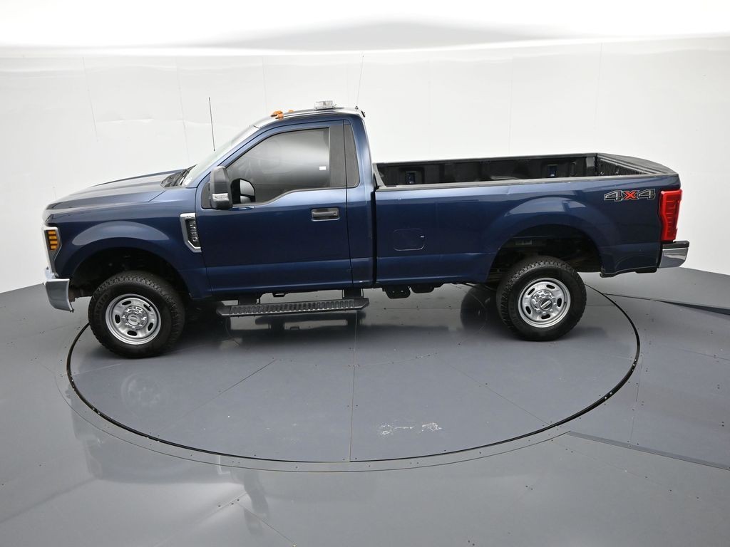 Ford Super Duty F-350 SRW Vehicle Full-screen Gallery Image 16