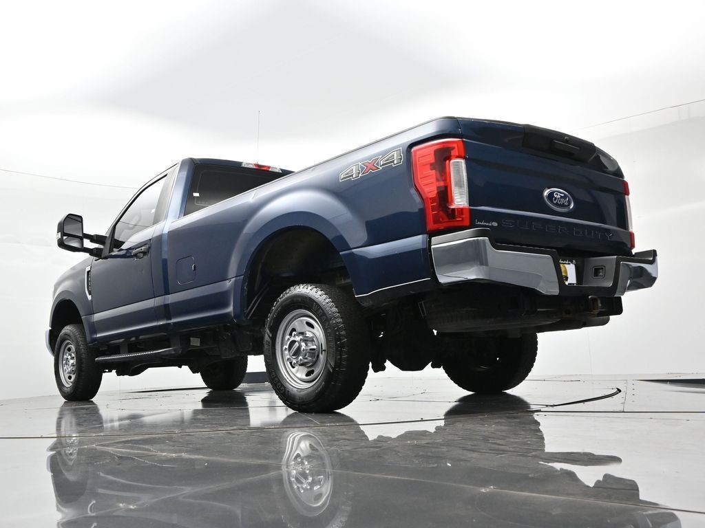Ford Super Duty F-350 SRW Vehicle Full-screen Gallery Image 17