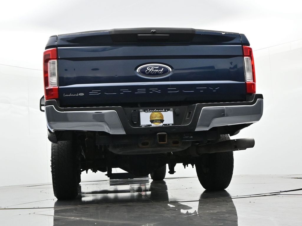 Ford Super Duty F-350 SRW Vehicle Full-screen Gallery Image 18