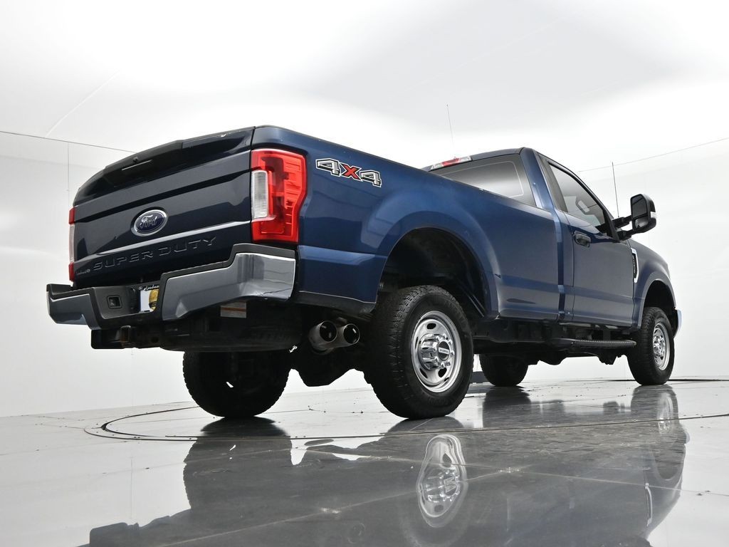 Ford Super Duty F-350 SRW Vehicle Full-screen Gallery Image 19