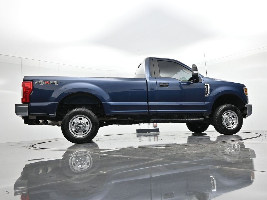 Ford Super Duty F-350 SRW Vehicle Full-screen Gallery Image 20